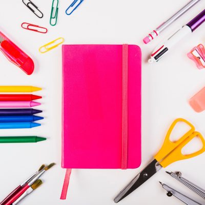 cancelleria-della-scuola-attorno-al-blocco-note_23-2147843231