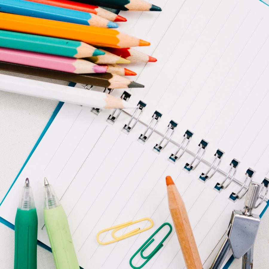 matite-e-penne-su-notebook_23-2147710421