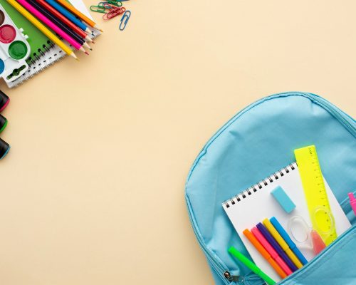 vista-dall-alto-di-ritorno-a-scuola-di-cancelleria-con-zaino-e-matite-colorate_23-2148587577