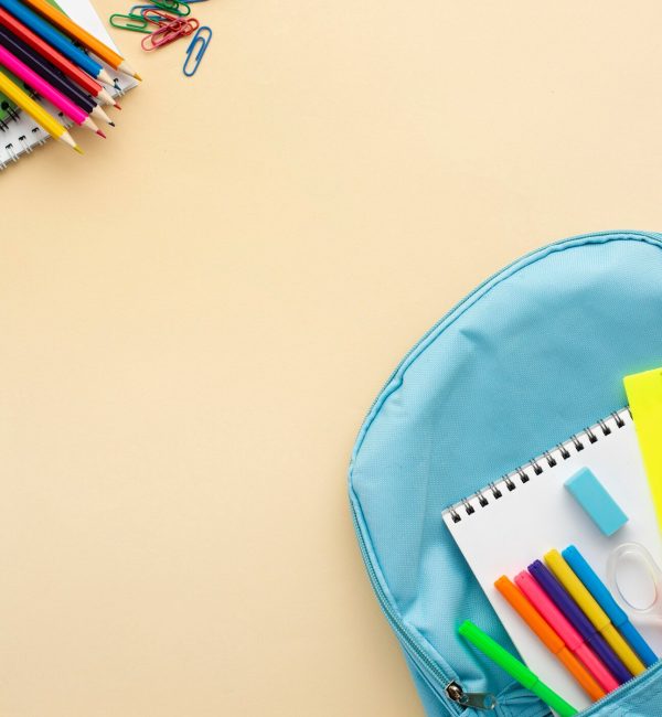 vista-dall-alto-di-ritorno-a-scuola-di-cancelleria-con-zaino-e-matite-colorate_23-2148587577